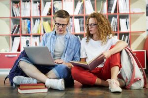 Il giovane studente in cattedra.