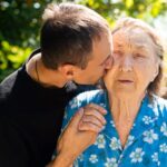 Un giovane caregiver familiare.