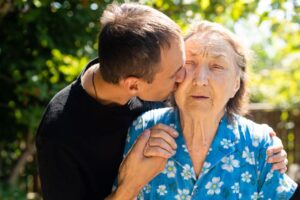 Un giovane caregiver familiare.
